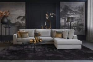 Hoekbank Claire in een lichte stof. Interieurstyling met bruine, gouden en hotel chique accessoires.