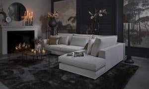 Hoekbank Claire in een lichte stof. Interieurstyling met bruine, gouden en hotel chique accessoires.