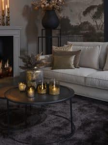 Hoekbank Claire in een lichte stof. Interieurstyling met bruine, gouden en hotel chique accessoires. Detail foto.