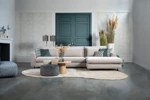 Hoekbank Claire in een lichte stof. Interieurstyling met hippe beige en petrol woonaccessoires.