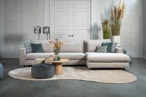 Hoekbank Claire in een lichte stof. Interieurstyling met hippe beige en petrol woonaccessoires.