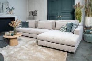 Hoekbank Claire in een lichte stof. Interieurstyling met hippe beige en petrol woonaccessoires.