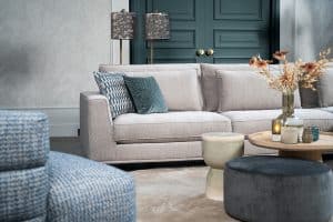 Hoekbank Claire in een lichte stof. Interieurstyling met hippe beige en petrol woonaccessoires.