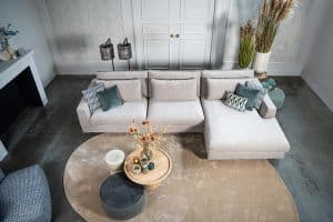 Hoekbank Claire in een lichte stof. Interieurstyling met hippe beige en petrol woonaccessoires.