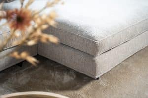 Hoekbank Claire in een lichte stof. Interieurstyling met hippe beige en petrol woonaccessoires.