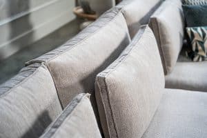 Hoekbank Claire in een lichte stof. Interieurstyling met hippe beige en petrol woonaccessoires.