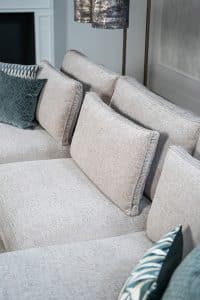 Hoekbank Claire in een lichte stof. Interieurstyling met hippe beige en petrol woonaccessoires.