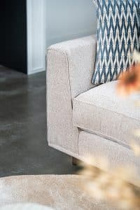 Hoekbank Claire in een lichte stof. Interieurstyling met hippe beige en petrol woonaccessoires.