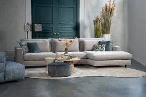 Hoekbank Claire in een lichte stof. Interieurstyling met hippe beige en petrol woonaccessoires.