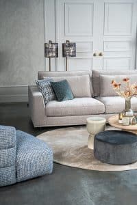 Hoekbank Claire in een lichte stof. Interieurstyling met hippe beige en petrol woonaccessoires.