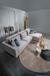 Hoekbank Claire in een lichte stof. Interieurstyling met hippe beige en petrol woonaccessoires.