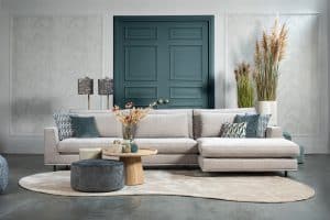 Hoekbank Claire in een lichte stof. Interieurstyling met hippe beige en petrol woonaccessoires.