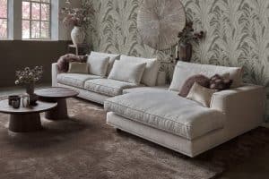 Hoekbank Claire in een lichte naturel stof. Met natuurlijke decoratie en een groot vloerkleed.