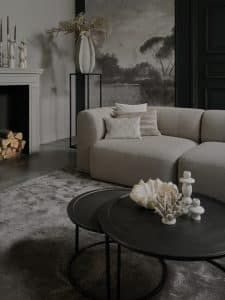 Detailfoto van elementenbank Emanuelle in naturel stof met zwarte en beige decoratie.