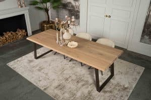 De rechthoekige eettafel Granville met een schuine U-poot van Room108.