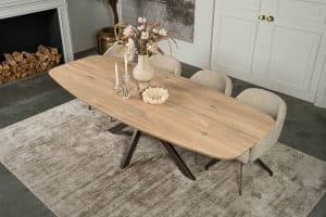 De Deens ovale eettafel Montpellier met a-symmetrische Spinpoot van Room108.
