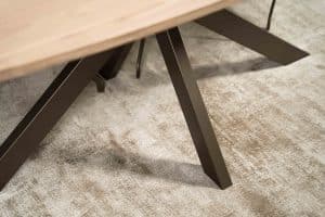 De Deens ovale eettafel Montpellier met a-symmetrische Spinpoot van Room108.