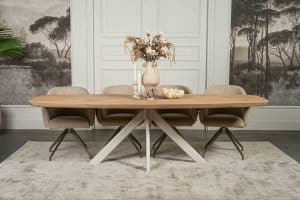 De Deens ovale eettafel Montpellier met een witte/crème Spinpoot van Room108.