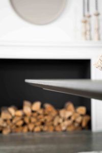 De Deens ovale slanke eettafel Bordeaux met metalen mikado poot van Room108.