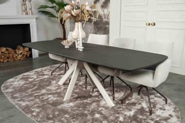 De Deens ovale slanke eettafel Bordeaux met ovale spinpoot van Room108.