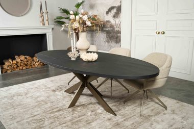De ovale eettafel Marseille met een slanke spinpoot van Room108.