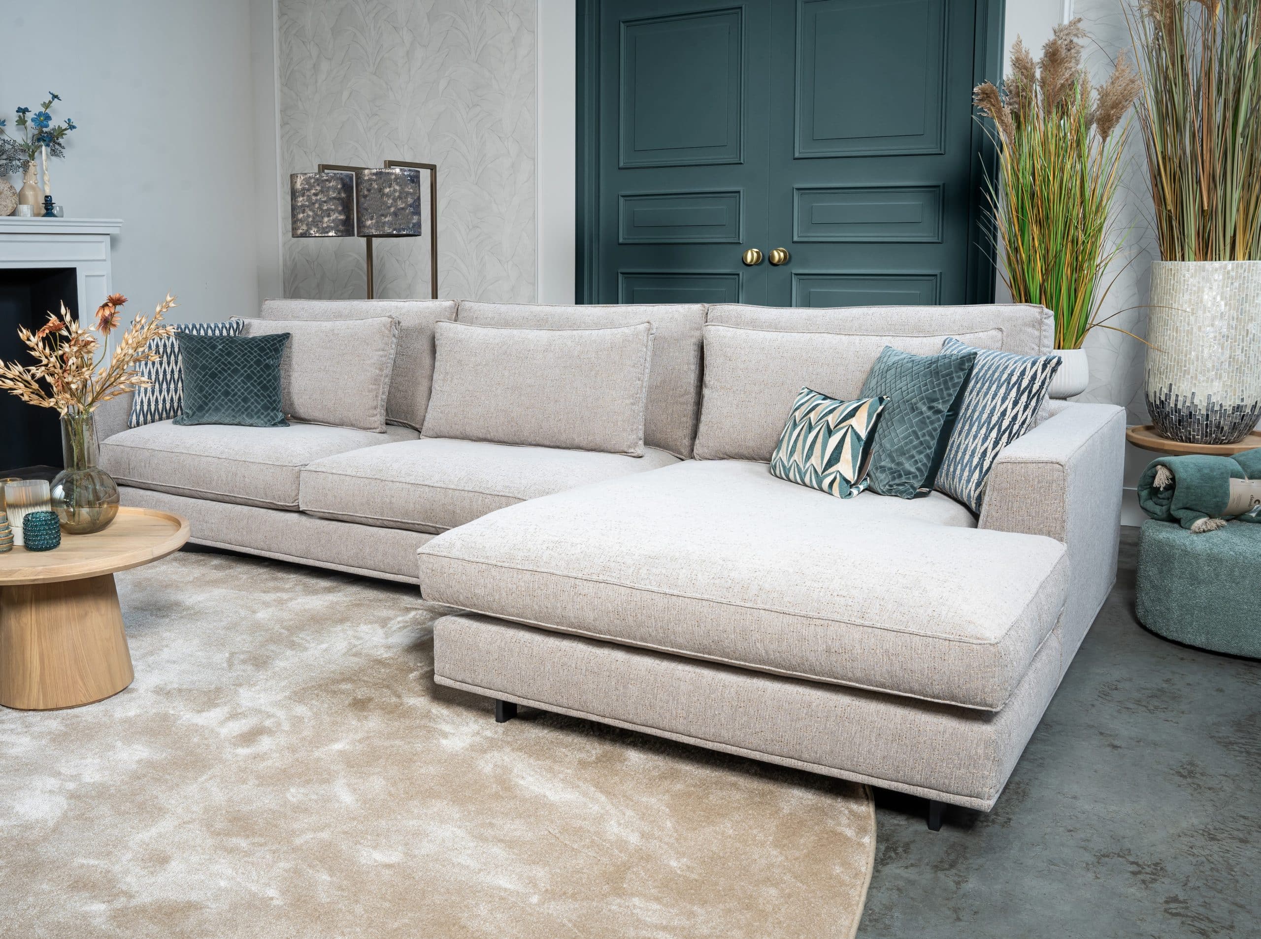 Taupe Hoekbank claire met een blauw groene deur