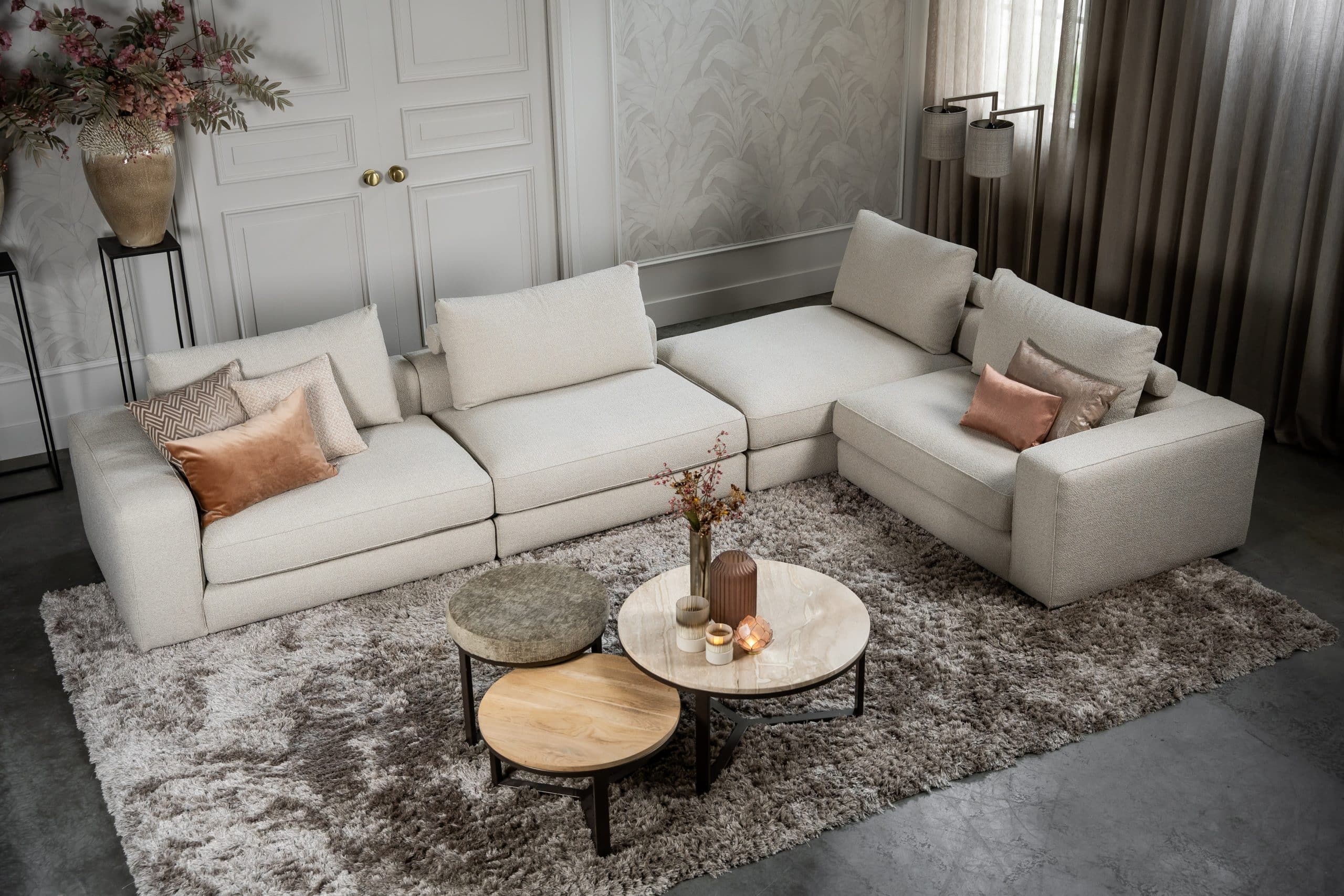 Royale hoekbank, ideaal voor een groot gezin. Mooi in een lichte luxe stof.
