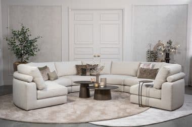 Beige hoekbank met ronde elementen. Een elementenbank die veelzijdig en comfortabel is. Afgestyled met natuurlijk en bruine woonaccessoires.