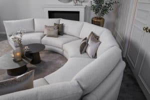 Beige hoekbank met ronde elementen. Een elementenbank die veelzijdig en comfortabel is. Afgestyled met natuurlijk en bruine woonaccessoires.