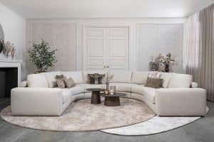 Beige hoekbank met ronde elementen. Een elementenbank die veelzijdig en comfortabel is. Afgestyled met natuurlijk en bruine woonaccessoires.