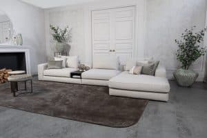 Lichte modulaire elementenbank Eva met innerbench en zachte kussens, gestyled met accessoires in een modern interieur.