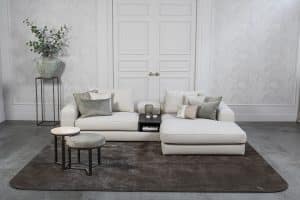 Lichte modulaire elementenbank Eva met innerbench en zachte kussens, gestyled met accessoires in een modern interieur.