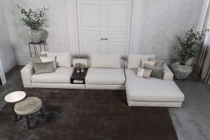 Lichte modulaire elementenbank Eva met innerbench en zachte kussens, gestyled met accessoires in een modern interieur.