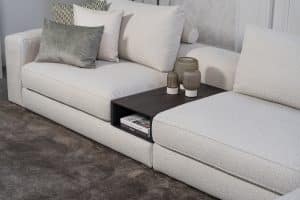 Lichte modulaire elementenbank Eva met innerbench en zachte kussens, gestyled met accessoires in een modern interieur.