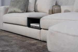 Lichte modulaire elementenbank Eva met innerbench en zachte kussens, gestyled met accessoires in een modern interieur.