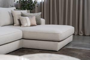 Lichte modulaire elementenbank Eva met innerbench en zachte kussens, gestyled met accessoires in een modern interieur.