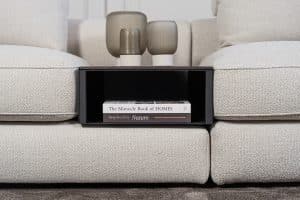 Lichte modulaire elementenbank Eva met innerbench en zachte kussens, gestyled met accessoires in een modern interieur.