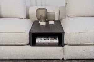 Lichte modulaire elementenbank Eva met innerbench en zachte kussens, gestyled met accessoires in een modern interieur.