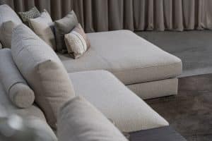 Lichte modulaire elementenbank Eva met innerbench en zachte kussens, gestyled met accessoires in een modern interieur.