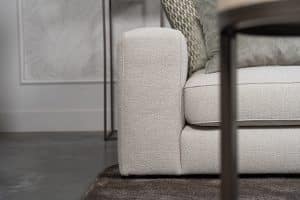 Lichte modulaire elementenbank Eva met innerbench en zachte kussens, gestyled met accessoires in een modern interieur.