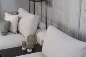 Lichte modulaire elementenbank Eva met innerbench en zachte kussens, gestyled met accessoires in een modern interieur.