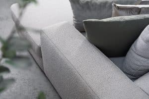 Lichte modulaire elementenbank Eva met innerbench en zachte kussens, gestyled met accessoires in een modern interieur.