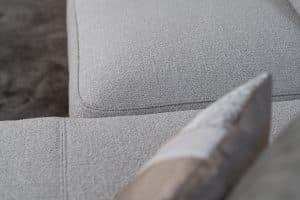 Lichte modulaire elementenbank Eva met innerbench en zachte kussens, gestyled met accessoires in een modern interieur.
