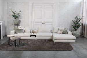 Lichte modulaire elementenbank Eva met innerbench en zachte kussens, gestyled met accessoires in een modern interieur.