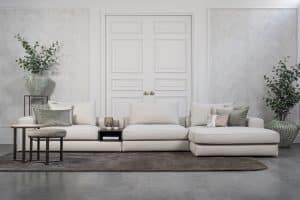 Lichte modulaire elementenbank Eva met innerbench en zachte kussens, gestyled met accessoires in een modern interieur.