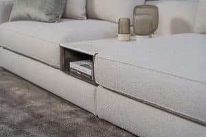 Lichte modulaire elementenbank Eva met innerbench en zachte kussens, gestyled met accessoires in een modern interieur.