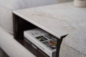 Lichte modulaire elementenbank Eva met innerbench en zachte kussens, gestyled met accessoires in een modern interieur.