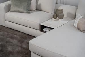 Lichte modulaire elementenbank Eva met innerbench en zachte kussens, gestyled met accessoires in een modern interieur.