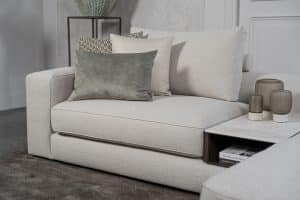 Lichte modulaire elementenbank Eva met innerbench en zachte kussens, gestyled met accessoires in een modern interieur.