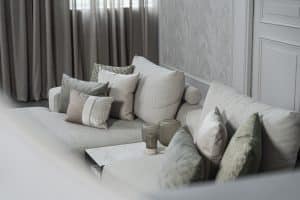 Lichte modulaire elementenbank Eva met innerbench en zachte kussens, gestyled met accessoires in een modern interieur.